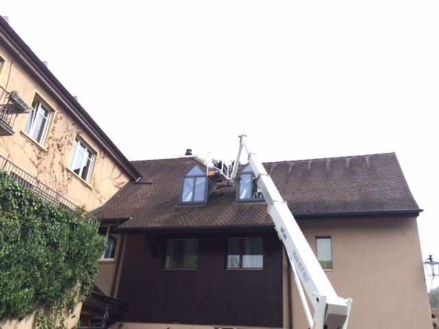 Fensterreinigung mit Hebebühne an einem Wohnhaus – Auftrag der DT Reinigung GmbH